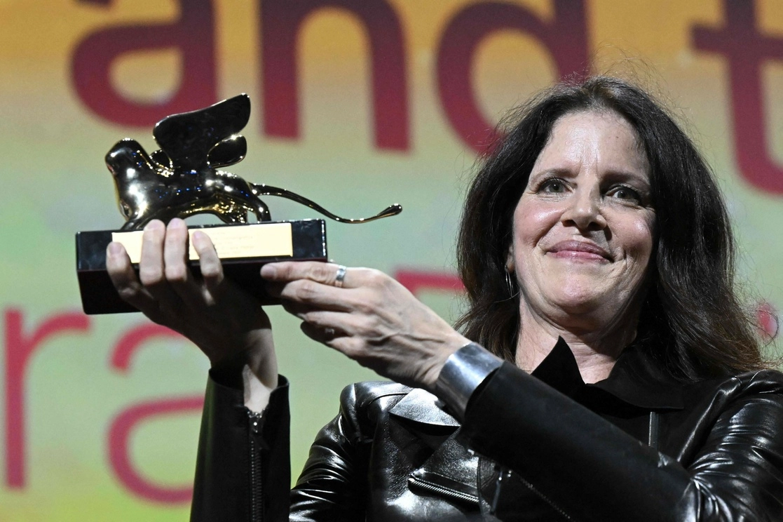 La directora estadunidense Laura Poitras recibe el León de Oro por la mejor película por "All the Beauty and the Bloodshed" durante la ceremonia de clausura del 79º Festival Internacional de Cine de Venecia en el Lido di Venezia de Venecia, Italia. Foto Afp