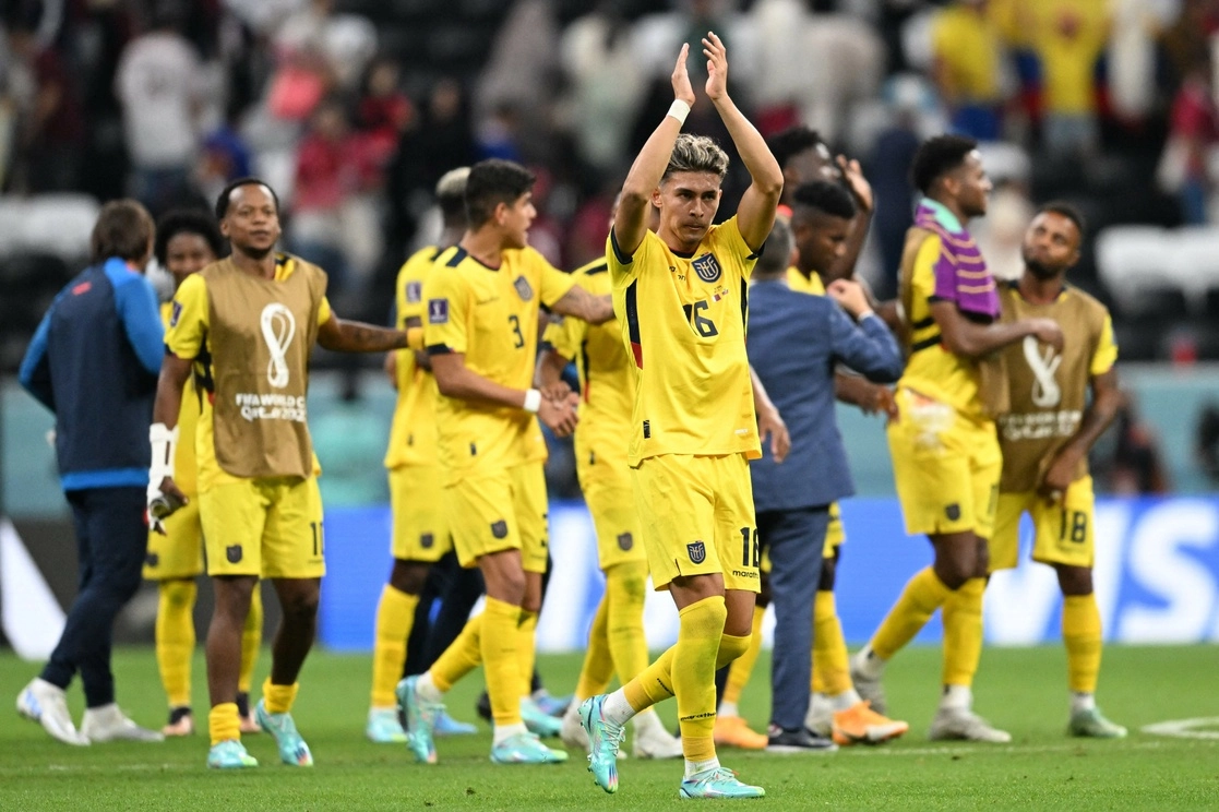 El mediocampista ecuatoriano, Jeremy Sarmiento aplaude a los fanáticos después de ganar el partido de fútbol del Grupo A de la Copa Mundial Qatar 2022 entre Qatar y Ecuador en el Estadio Al-Bayt en Al Khor, al norte de Doha. Foto Afp 
