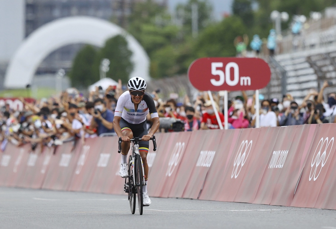 Richard Carapaz de Ecuador celebra ganar la medalla de oro en la carrera de ruta masculina en los JO, en Oyama, Japón. Foto Ap