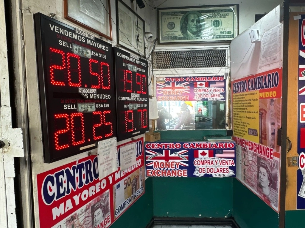 Cotización del dólar en casas de cambio en la Ciudad de México. Foto Luis Castillo / Archivo


