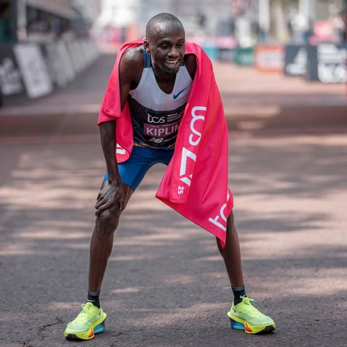 Kiplimo, de 24 años, medalla de bronce olímpica y mundial en los 10.000 metros, estableció el récord mundial de medio maratón en Barcelona en febrero, cuando corrió en 56:42.