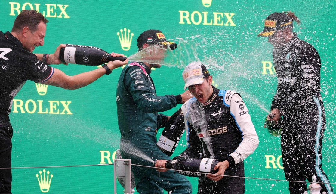 El piloto francés, Esteban Ocon, celebra en el podio su triunfo durante el Gran Premio de Hungría de Fórmula Uno. Foto Afp