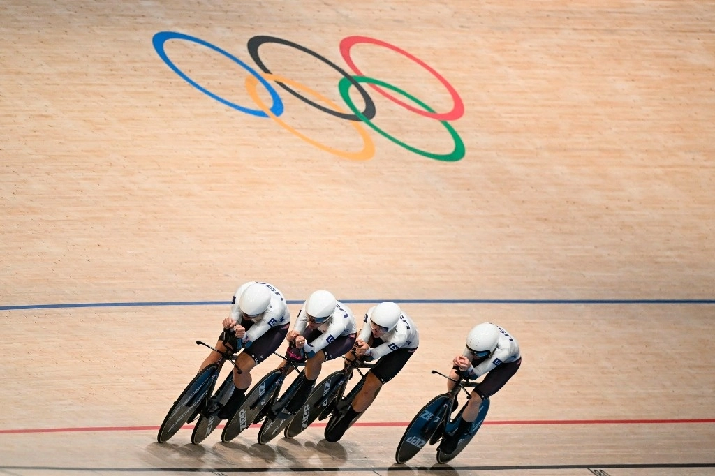 Por el título, las estadunidenses lograron un tiempo de 4:04.306 (58.942 kilómetros por hora). Foto Afp   