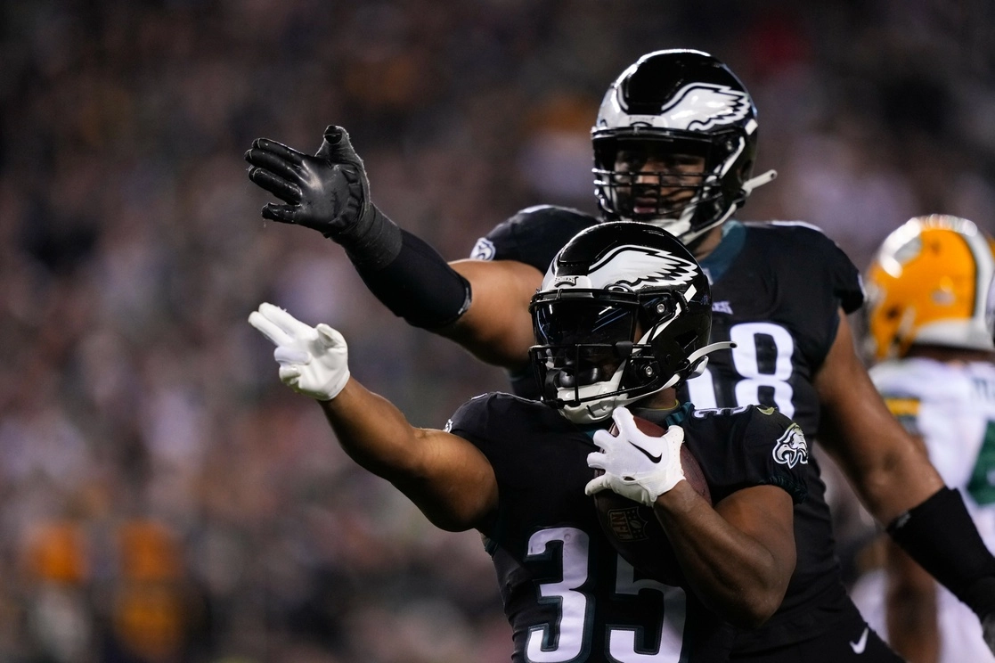 Boston Scott y Jordan Mailata, durante el encuentro de las Águilas de Filadelfia contra los Empacadores de Green Bay, el domingo 27 de noviembre de 2022 en Filadelfia. Foto Ap