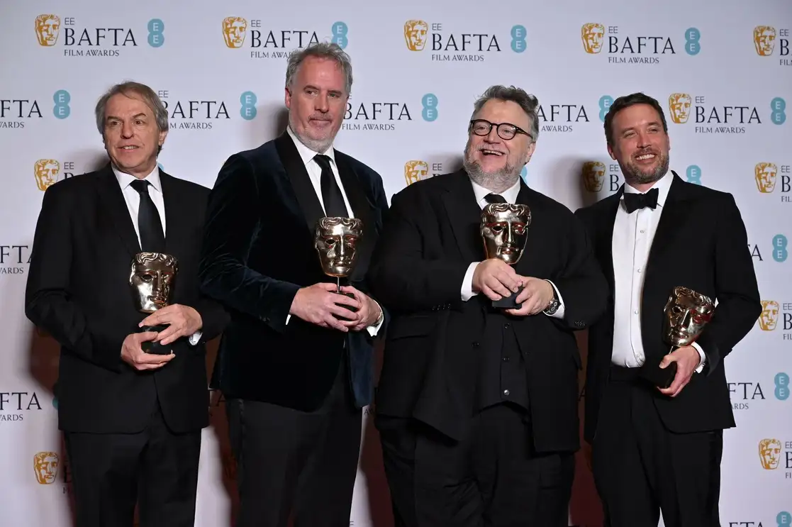 El director de cine animado Mark Gustafson, el productor Gary Ungar, Del Toro y el productor Alex Bulkley posan con sus estatuillas, el 19 de febrero de 2023. Foto Afp 