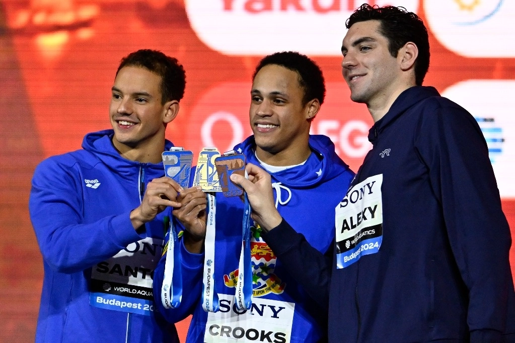 Jordan Crooks, de las Islas Caimán, fue una de las figuras hoy en el Mundial de natación en piscina corta. Foto Ap