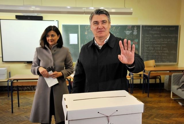 El ex primer ministro socialdemócrata Zoran Milanovic, que prometió ir hacia un país más tolerante, resultó ganador en los comicios, según sondeos a pie de urna. Foto Afp 