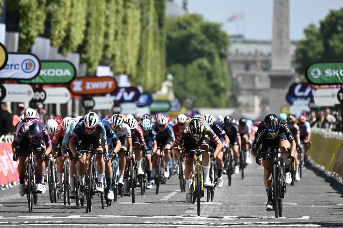 Las ciclistas del Tour de Francia durante la recta final sobre la avenida los Campos Elíseos, en París el 24 de julio de 2022. Foto Afp