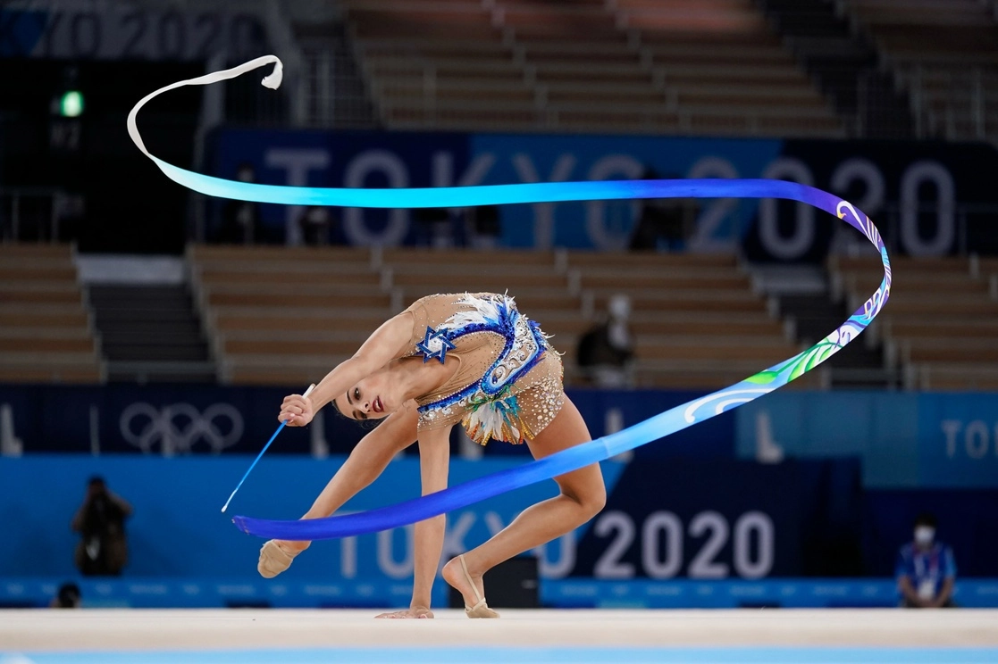 Linoy Ashram, de Israel, durante la final completa individual de gimnasia rítmica en los Juegos Olímpicos, en Tokio, el sábado 7 de agosto de  2021. Foto Ap