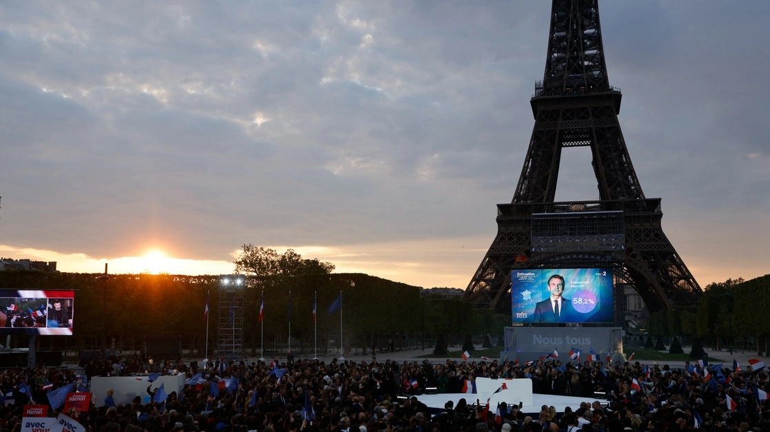Frente a la Torre Eifferl, una multitud celebra la victoria electoral del presidente francés Emmanuel Macron, que resultó reelecto el 24 de abril de 2022. Foto Afp