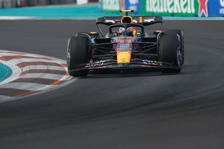 El piloto de Red Bull, Max Verstappen, realiza un giro durante la carrera de autos del Gran Premio de Fórmula Uno de Miami en el Autódromo Internacional de Miami, el domingo 7 de mayo de 2023, en Miami Gardens, Florida. Foto Ap
