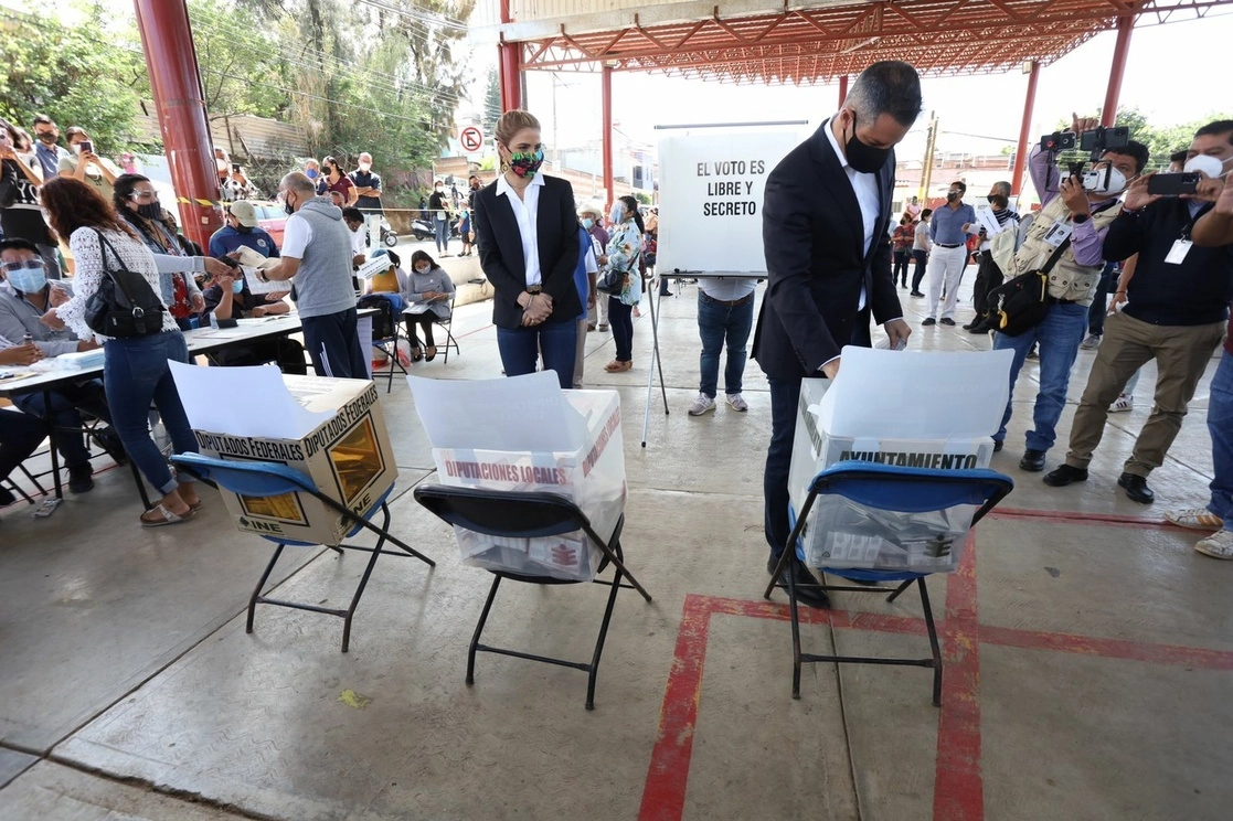 El gobernador de Oaxaca, Alejandro Murat, emitiendo su voto el 6 de junio de 2021. Foto  Jorge A. Pérez Alfonso
