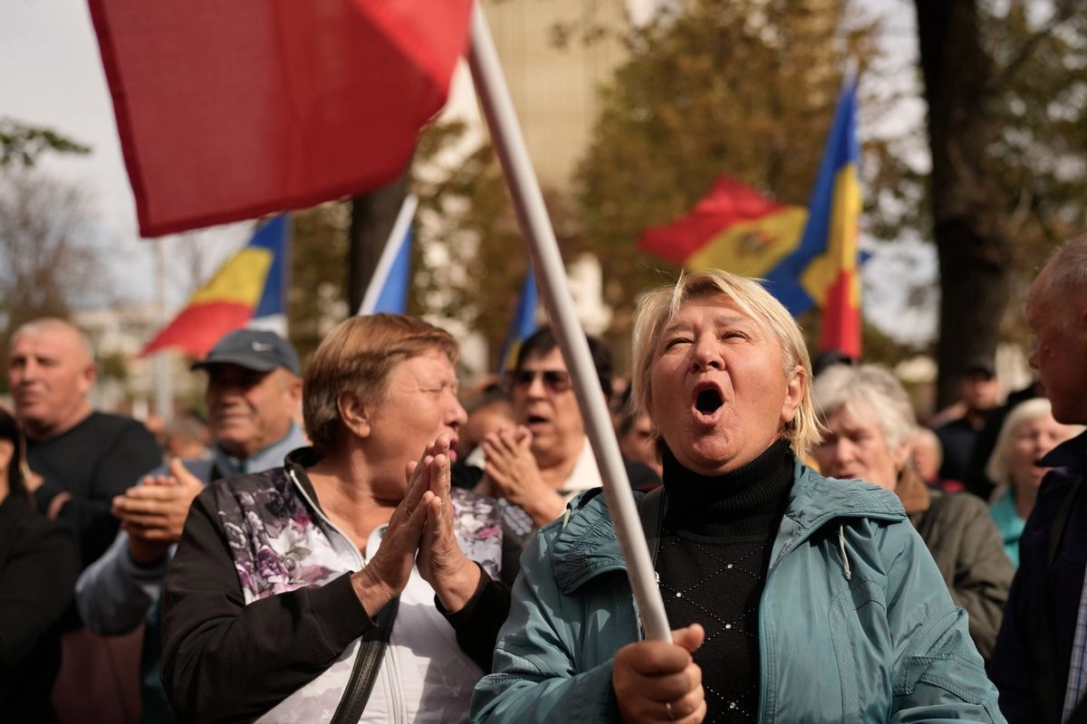 Personas asisten a una protesta del Bloque Electoral Patriótico, afín a Rusia, en Chisináu, Moldavia, el lunes 29 de septiembre de 2025, tras las elecciones parlamentarias. Foto