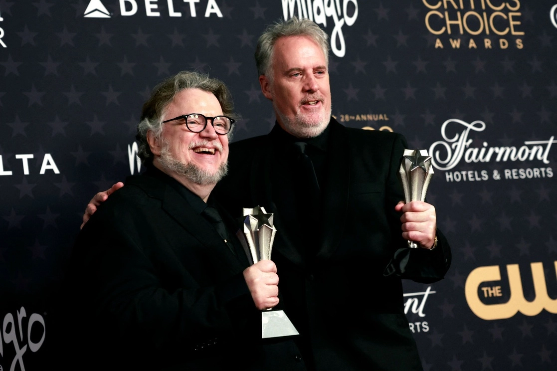El director mexicano Guillermo del Toro y el director Mark Gustafson posan en la sala de prensa con el premio a la Película Animada por "Pinocho" durante la 28ª Entrega Anual de los Critics Choice Awards. Foto Afp