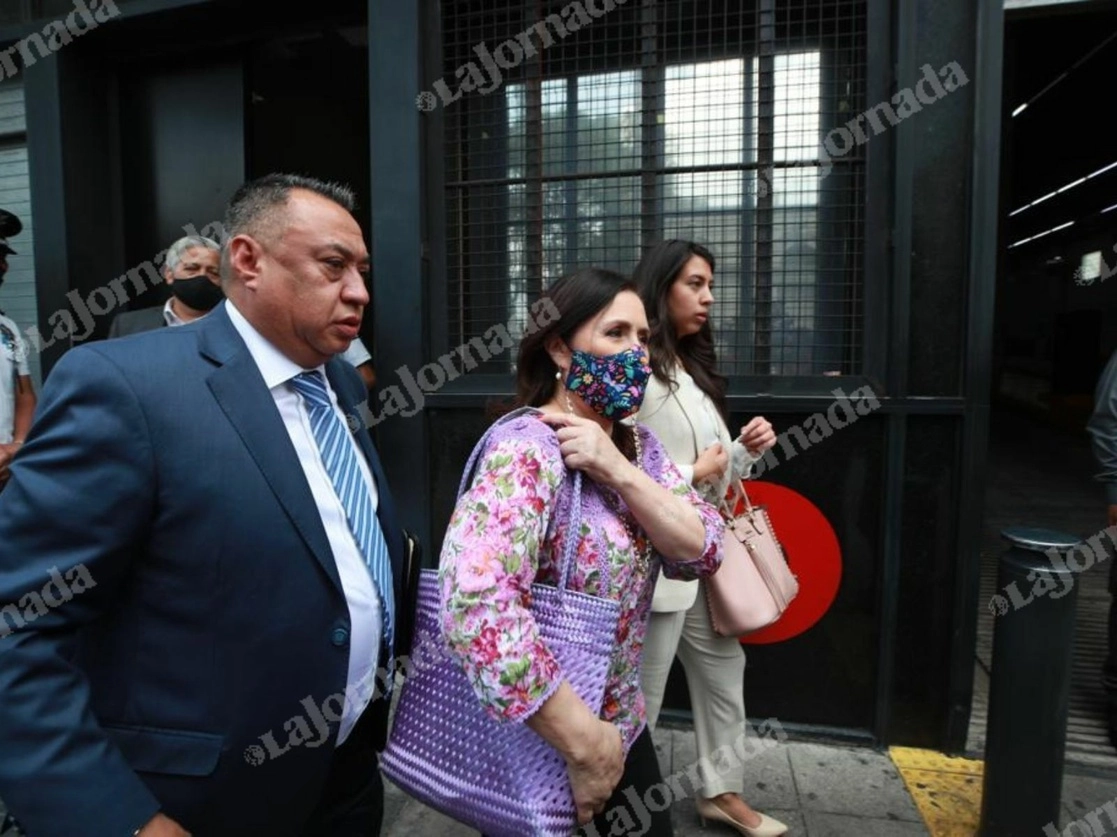 La ex secretaria de Sedesol, Rosario Robles, sale de la Fiscalía General de la República tras entregar su pasaporte, en la Ciudad de México, en agosto pasado. Foto Alfredo Domínguez