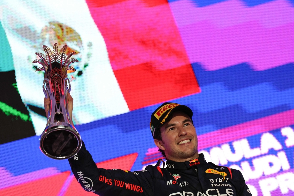 Checo' Pérez, que salió de la 'pole position', fue adelantado en la salida por el español Fernando Alonso (Aston Martin), que terminó siendo tercero de la carrera. Foto Afp