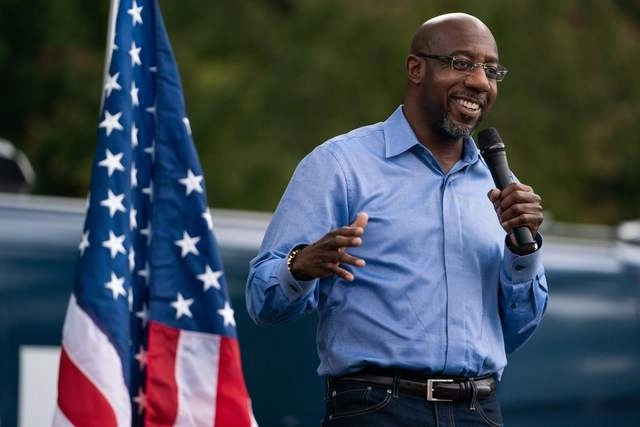 Raphael Warnock, pastor de una iglesia de Atlanta donde oficiaba Martin Luther King, derrotó a la senadora republicana Kelly Loeffler, y ganó un escaño en el Senado. Foto Afp 