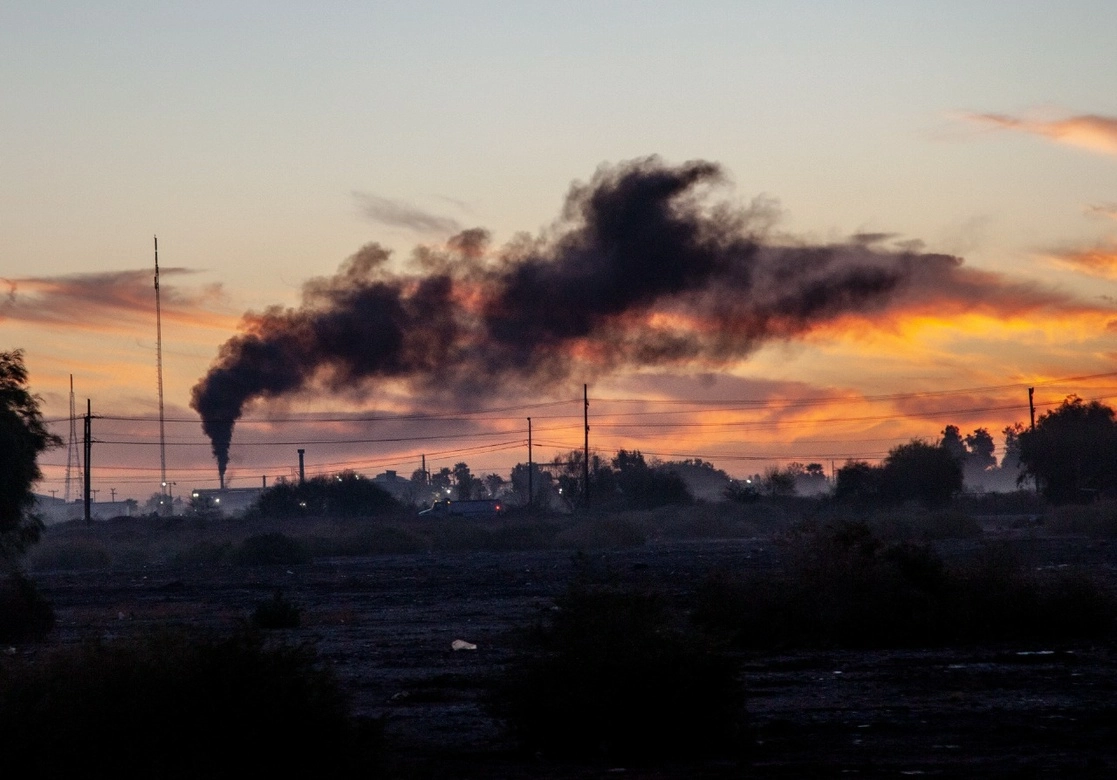 Mexicali, Baja California, está por debajo del nivel del mar y rodeada de un terreno semidesértico. En temporada invernal el viento arrastra arena y polvo, que se suman a los contaminantes que emanan de plantas geotérmicas, procesadoras y empacadoras de carne. Foto Miguel Cervantes