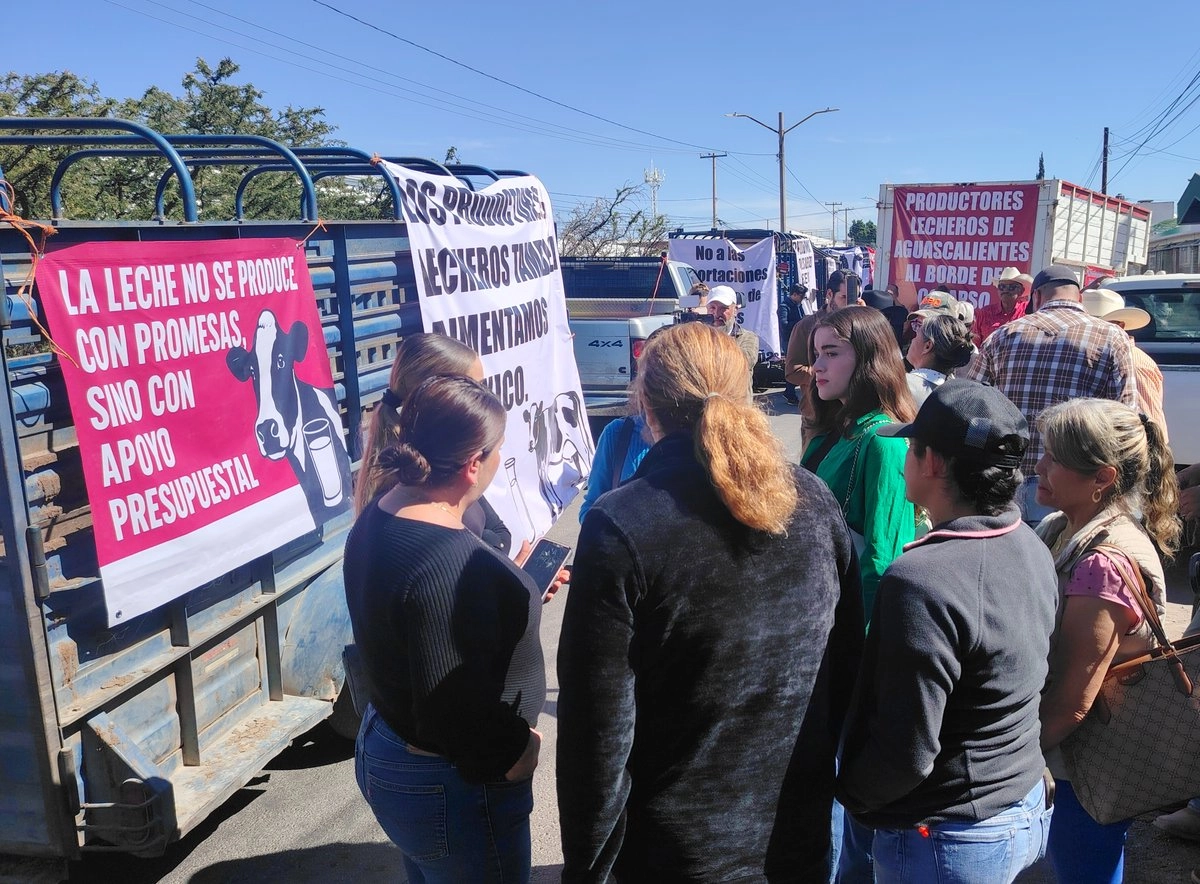  Luis Pérez, otro ganadero recriminó que actualmente el gobierno federal está importando leche “y nos están perjudicando a los lecheros locales”.