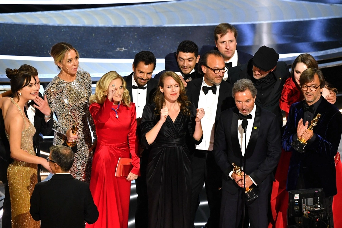 El elenco y el equipo de Coda al recibir el galardón. Foto Afp