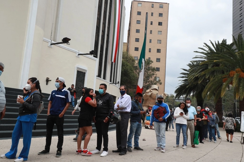 El 14 de septiembre, un día antes de la rifa del avión presidencial, la gente hizo cola para comprar su cachito afuera de la Lotería Nacional. Foto María Luisa Severiano