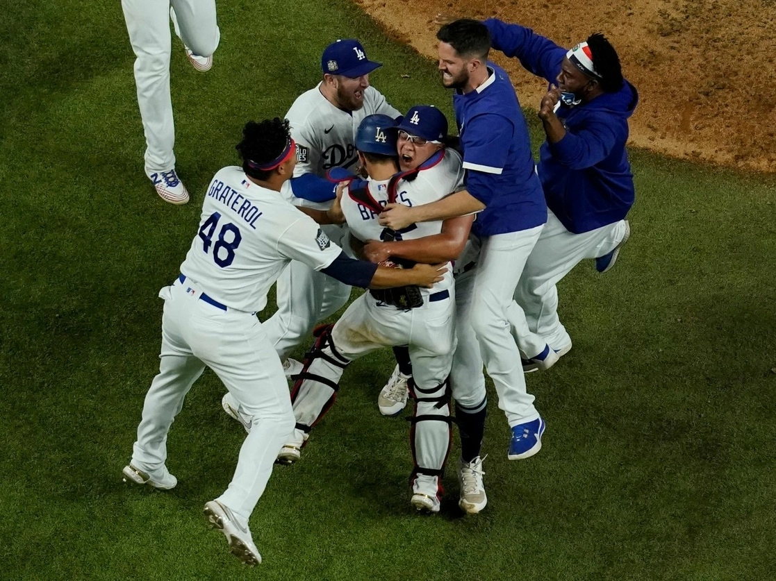 Encabezados por Mookie Betts en la ofensiva y la participación clave de los mexicanos Víctor González y Julio Urías, quien se anotó el salvamento, el equipo angelino derrotó por 3-1 a las Rayas de Tampa Bay y se proclamó campeón por séptima vez en su historia. Foto Ap