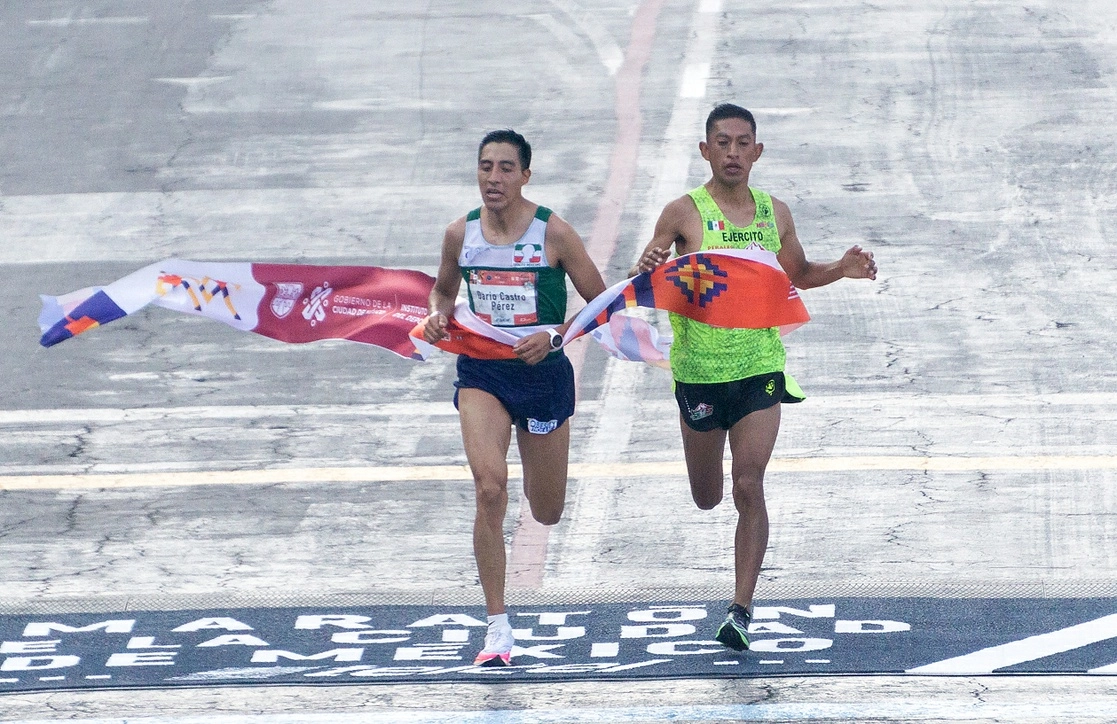 Darío Castro (izquierda, en la imagen) logró ayer el podio con un tiempo de 2:14.51, seguido de su compatriota Eloy Sánchez con un segundo de diferencia. Foto Pablo Ramos