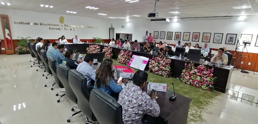En la capital Tuxtla Gutiérrez, actualmente gobernado por Morena, aventaja por un amplio margen el candidato del mismo partido y ocho partidos más, Ángel Torres, sobre el abanderado del PRI, PAN y PRD, Francisco Rojas. Foto tomada de X @IEPCChiapas 