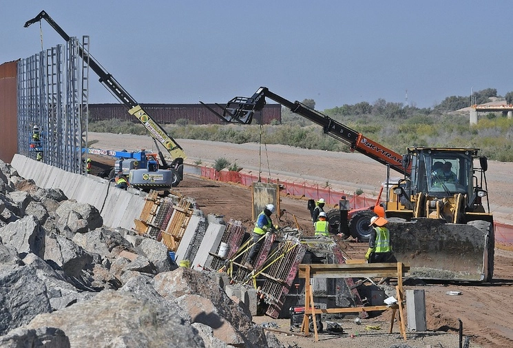 Trabajadores levantan una sección del muro fronterizo entre Estados Unidos y México en Yuma, Arizona. Foto Ap.