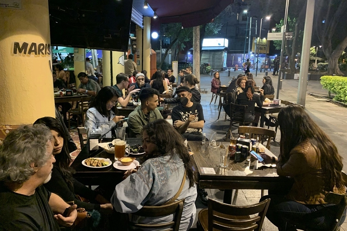 Comensales en un restaurante de la CDMX. Foto José Antonio López

