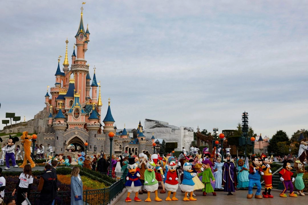 Elenco de Disney participa en el desfile para conmemorar el centenario de Walt Disney Company, en Disneyland París, en Marne-la-Vallée, el 16 de octubre de 2023. Foto 