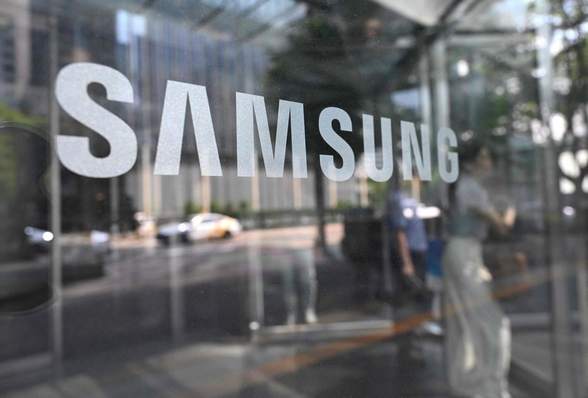 Logotipo de Samsung Electronics, exhibido en una puerta de vidrio en el edificio Seocho de la compañía en Seúl, el 8 de julio de 2025. Foto