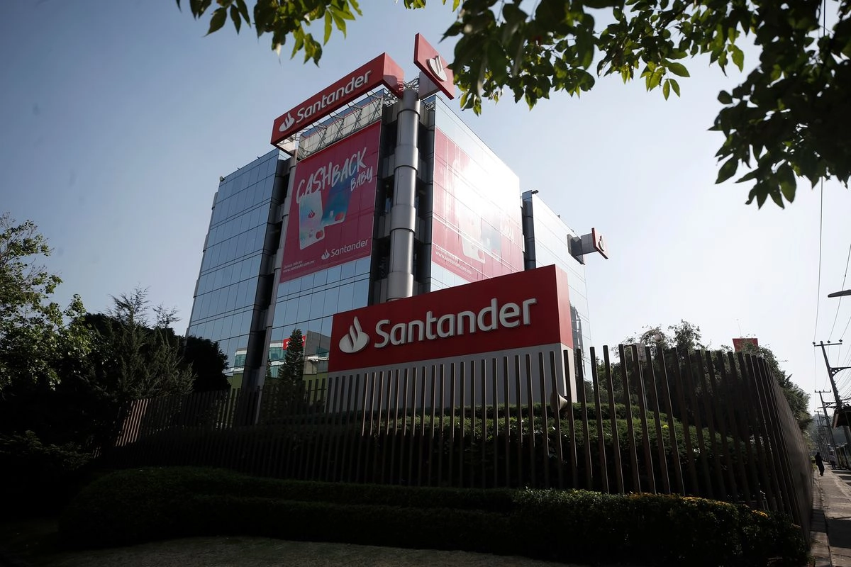 Fachada del Corporativo Banco Santander, en la zona de Santa Fe, en la Ciudad de México. Foto