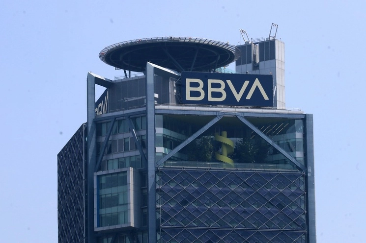 Según expertos, una de las principales fuentes de ganancia de los bancos son las cuentas de débito. Foto Roberto García Ortiz