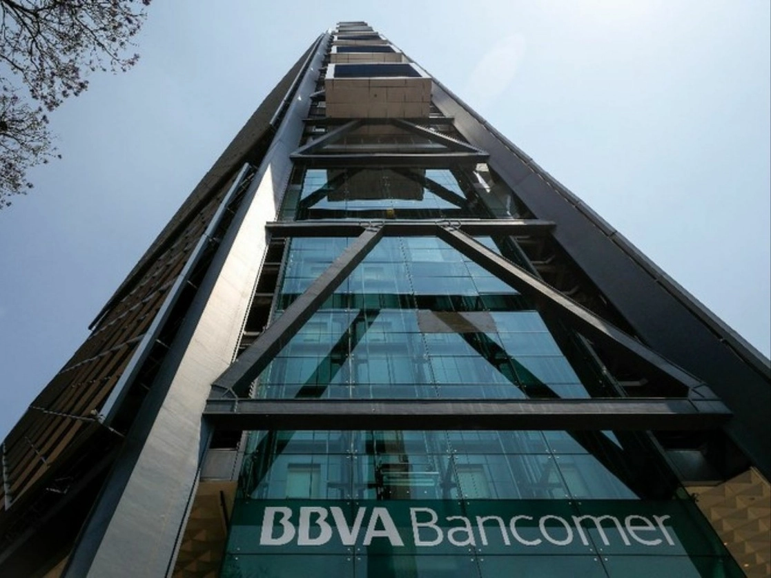 La entidad financiera BBVA, banco con mayor presencia en México, reportó utilidades por 53 mil 618 millones de pesos de enero a noviembre de 2021. En la imagen, la torre de la institución ubicada en la Ciudad de México, captada en marzo de 2019.Foto Alfredo Domínguez / Archivo