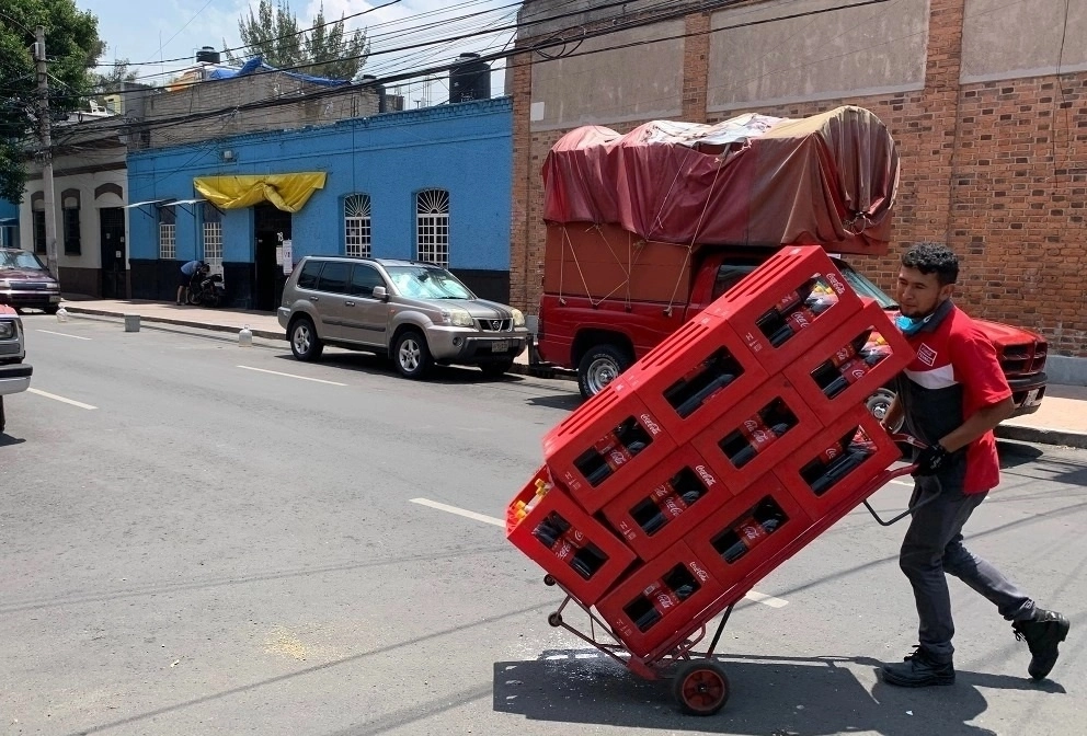 Los ingresos trimestrales de la compañía, que también ofrece agua embotellada y botanas, subieron 4.7 por ciento a 58 mil 702 millones de pesos, animados por un incremento de las ventas en México de 10.8 por ciento y de 2.4 por ciento en Estados Unidos. Foto María Luisa Severiano / Archivo 