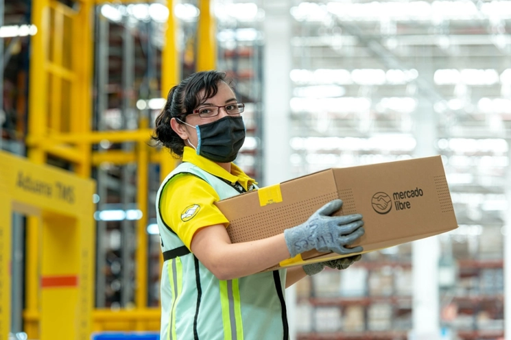 Trabajadora de MercadoLibre en imagen de archivo. Foto tomada de la cuenta de Twitter @ML_Mexico
