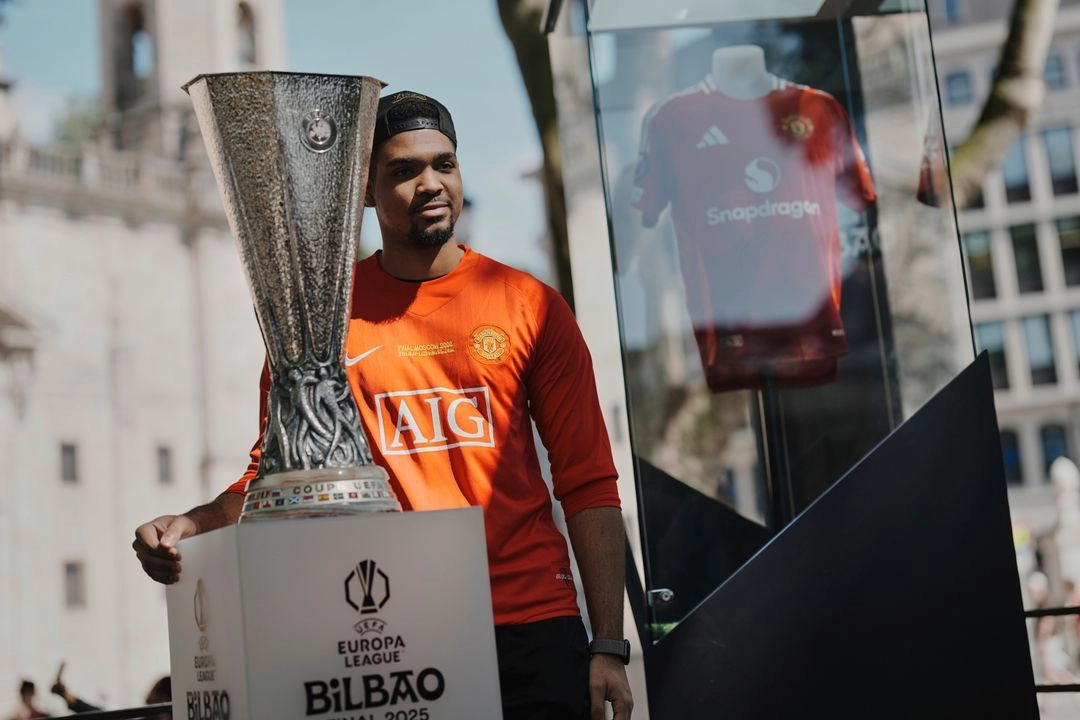 Un aficionado del Manchester United posa para una foto con el trofeo de la Europa League en una fan zone antes del partido final de la UEFA Europa League entre el Manchester United y el Tottenham Hotspur en el estadio de San Mamés en Bilbao, España, el 20 de mayo de 2025. 