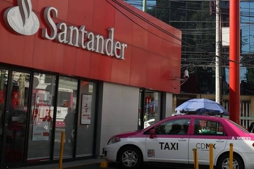 El principal negocio para la banca son las tarjetas de crédito ya que sus comisiones ascienden a 44 mil 674 millones de pesos, según cifras de la Comisión Nacional Bancaria y de Valores. Foto José Antonio López / Archivo