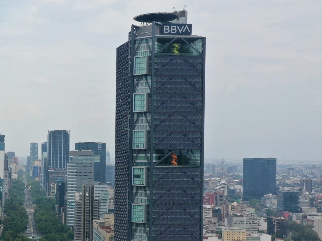 De acuerdo con la última actualización de las cifras del sistema bancario presentadas por el regulador, hasta noviembre, BBVA reportó utilidades por 68 mil 26 millones de pesos, aumento de 26.8 por ciento respecto a 2021. Foto Luis Castillo / Archivo