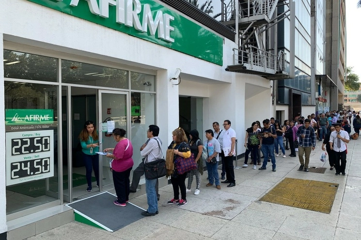 En los préstamos personales y los microcréditos, la tasa de interés que cobran los bancos pasó de 46.75 a 47.04 por ciento de enero a julio. Foto María Luisa Severiano 
