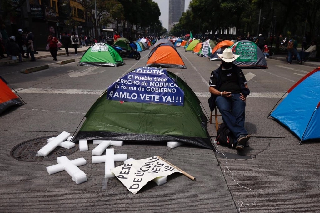 El Frente Nacional Anti-AMLO instaló un plantón desde ayer en avenida Juárez, donde continúa el bloqueo durante la Fase 3 de la pandemia por Covid-19, el 20 de septiembre de 2020. Foto Cristina Rodríguez