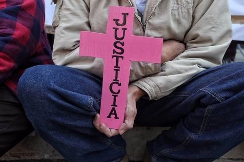 Madres de personas desaparecidas, durante una  protesta frente a la Secretaría de Gobernación. Foto Marco Peláez / archivo
