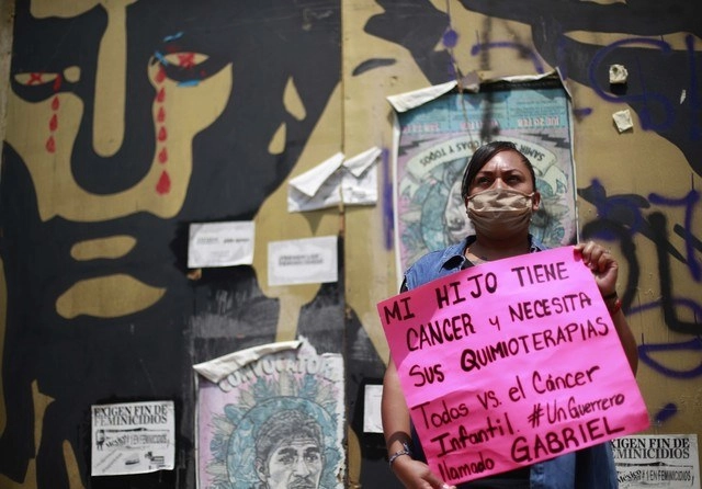 Familiar de un paciente con cáncer durante una protesta en imagen de archivo. Foto Alfredo Domínguez
