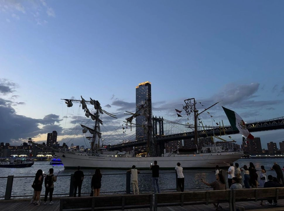 El buque escuela naval Cuauhtémoc sufrió un accidente durante las maniobras de zarpe, provocando su colisión con el puente de Brooklyn, el 18 de mayo de 2025.