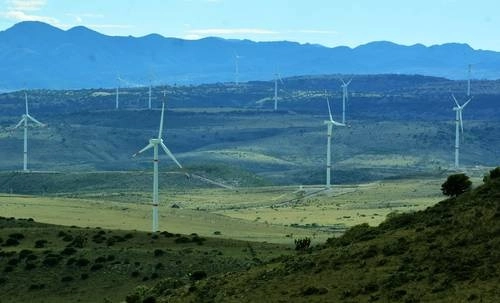 De acuerdo con la Sener, entre enero y agosto de este año 12% de la energía generada se produjo en parques eólicos y de paneles solares fotovoltaicos, la mayoría privados. En la imagen de archivo, el parque eólico La Bufa 1, ubicado en el ejido El Orito, municipio de Zacatecas. Foto Alfredo Valadez
