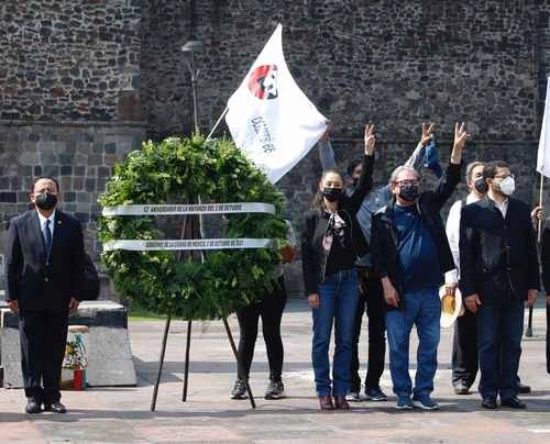 En la Plaza de las Tres Culturas, algunos activistas de hace 53 años recordaron a los caídos. Foto Guillermo Sologuren