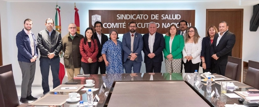 El encuentro estuvo encabezado por el dirigente del SNTSA, Marco Antonio García Ayala y el titular del IMSS, Bienestar, Alejandro Svarch. Foto SNTSA