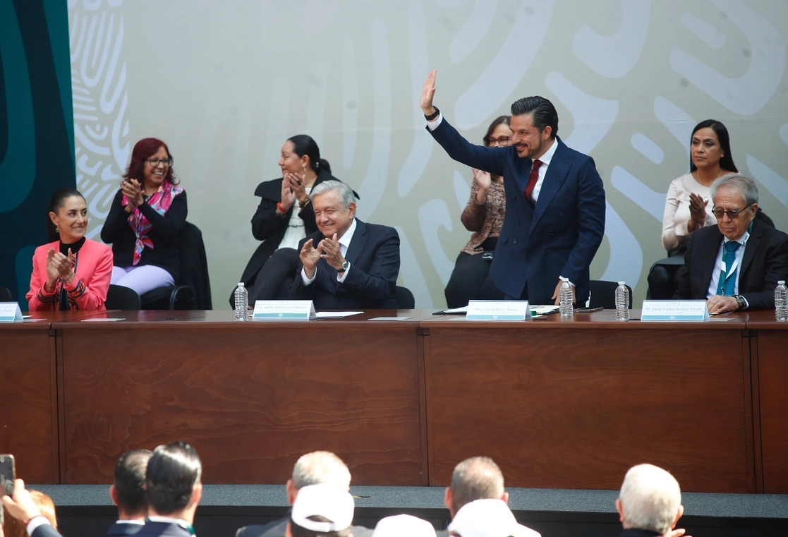 La jefa de Gobierno capitalino, Claudia Sheinbaum; el presidente Andrés Manuel López Obrador; el director del IMSS, Zoé Robledo, y el secretario de Salud, Jorge Alcocer, en la 113 asamblea general ordinaria del instituto, ayer en Palacio Nacional. Foto Cristina Rodríguez 