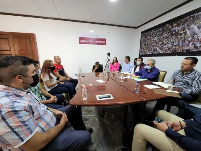 El funcionario reunido con padres de niños con cáncer. Foto @SSalud_mx